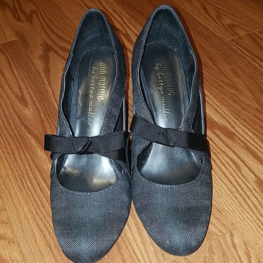 Ann Marino by Bettye Muller  bow heels Sz. 9 .